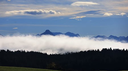 Nebel trübt in den kommenden Tagen in weiten Teilen Bayerns die Sicht. Doch gelegentlich spitzelt auch die Sonne durch. / Foto: Karl-Josef Hildenbrand/dpa