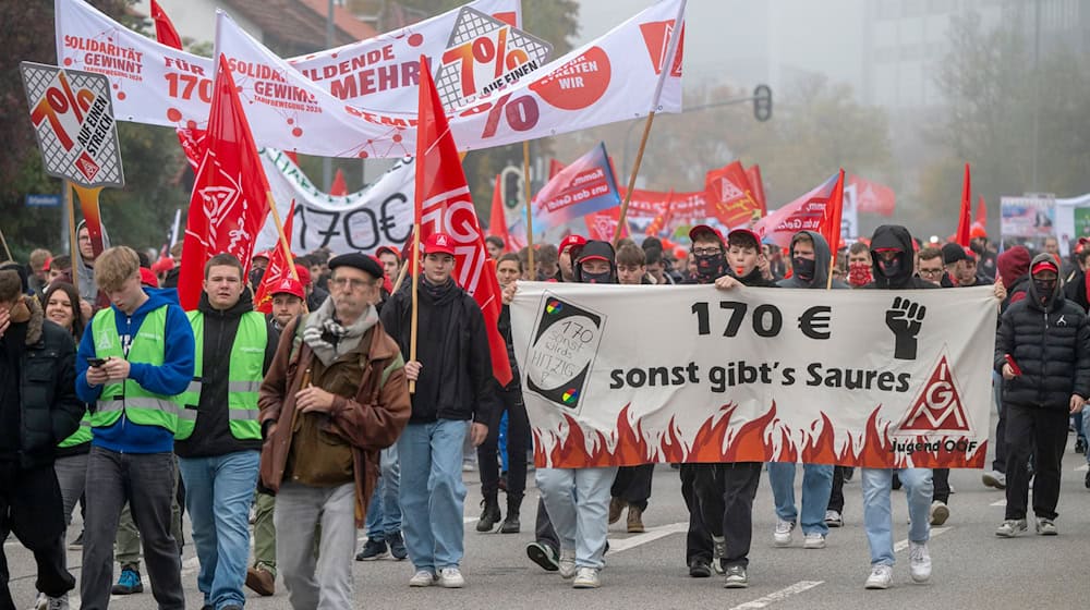 Azubis demonstrieren bei Audi in Ingolstadt für deutlich mehr Geld. / Foto: Peter Kneffel/dpa