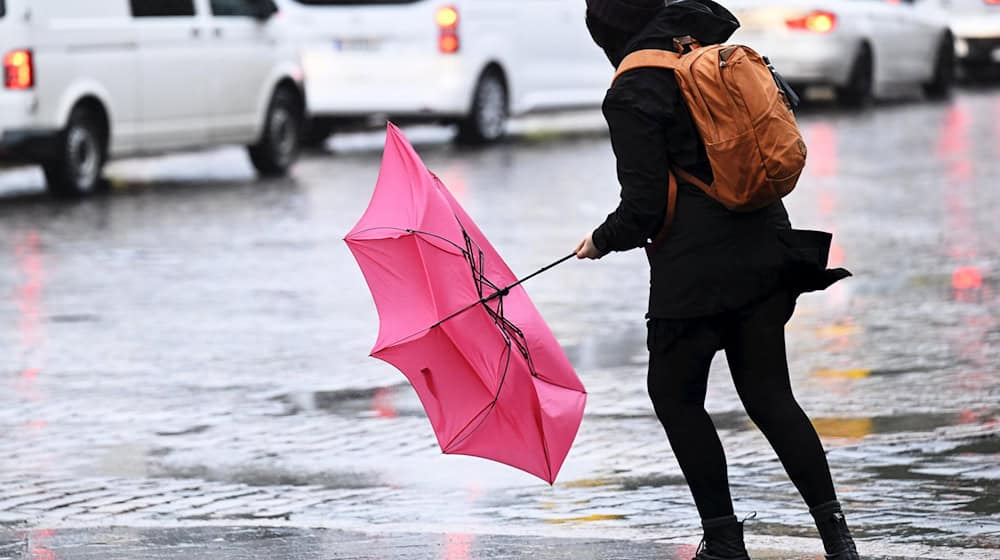 Die Menschen in Bayern müssen sich auf Regen und Wind einstellen. (Symbolbild) / Foto: Vesa Moilanen/Lehtikuva/dpa