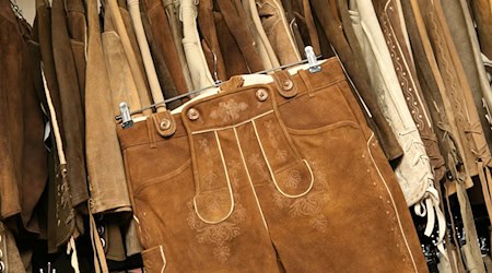 16 Lederhosen landeten dieses Jahr im Wiesn-Fundbüro. (Archivfoto) / Foto: Tobias Hase/dpa/dpa-tmn