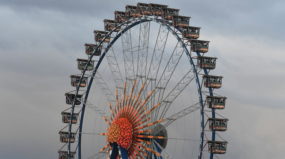 Das Wetter schwächelt: Grauer Himmel über dem Oktoberfest. / Foto: Felix Hörhager/dpa