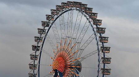 Das Wetter schwächelt: Grauer Himmel über dem Oktoberfest. / Foto: Felix Hörhager/dpa