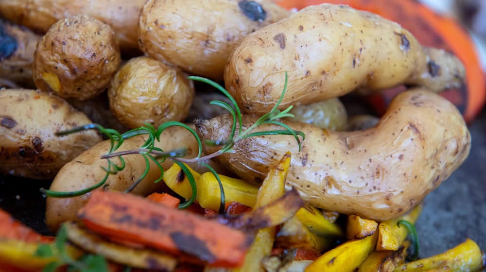 Verglichen mit anderen Bundesländern sind vegetarische und vegane Mahlzeiten in Bayern noch immer nur für eine ausgesprochene Minderheit die Speise der Wahl. Doch auch im Freistaat nimmt die Zahl derer, die auf tierische Produkte verzichten, deutlich zu. (Symbolbild) / Foto: Sven Hoppe/dpa