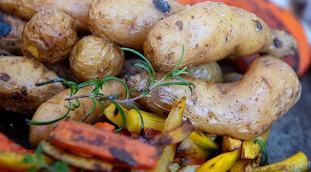 Verglichen mit anderen Bundesländern sind vegetarische und vegane Mahlzeiten in Bayern noch immer nur für eine ausgesprochene Minderheit die Speise der Wahl. Doch auch im Freistaat nimmt die Zahl derer, die auf tierische Produkte verzichten, deutlich zu. (Symbolbild) / Foto: Sven Hoppe/dpa