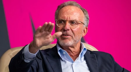 Rummenigge sieht die Debatte um steigende Belastungen im Fußball differenziert. / Foto: David Inderlied/dpa