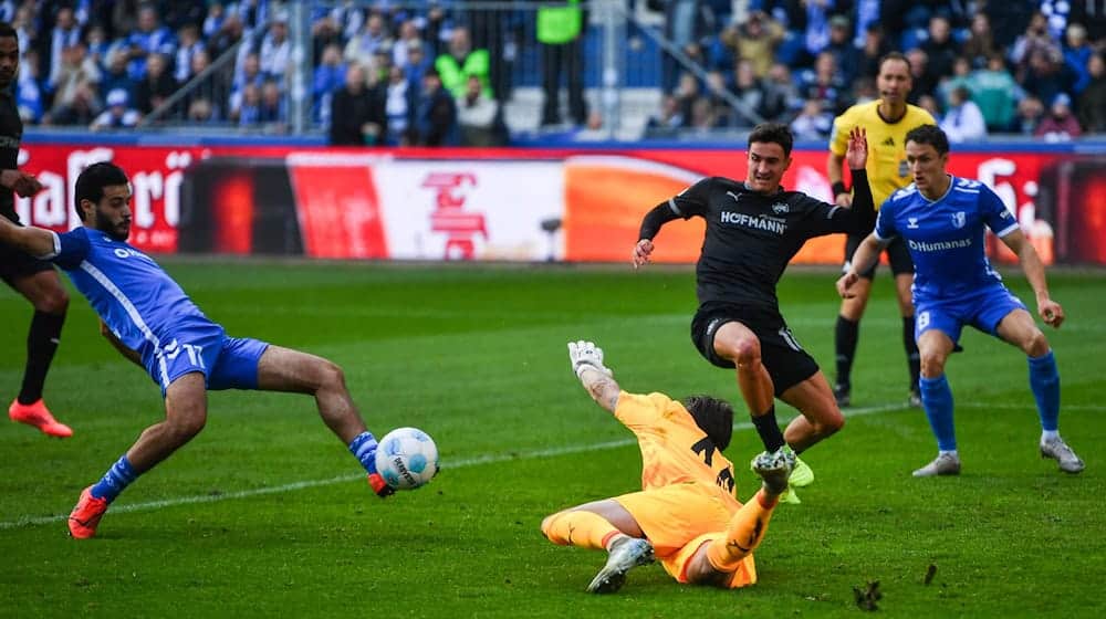  Mohammed El Hankouri (l) von Magdeburg trifft im Nachschuss gegen Fürth zur 1:0-Führung, nachdem er zuvor den Elfmeter verschossen hatte.  / Foto: Christophe Gateau/dpa