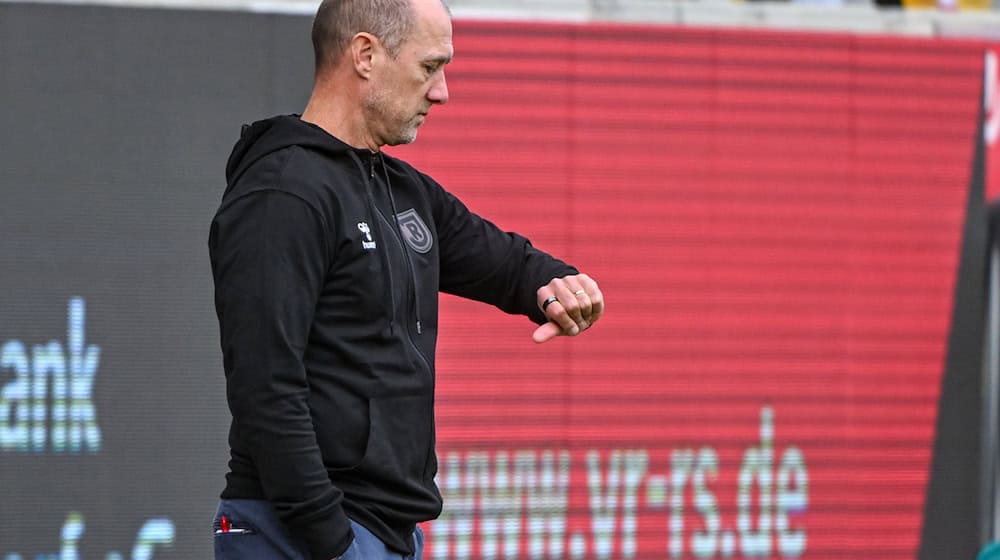 Es wird Zeit für weitere Erfolge für den SSV Jahn Regensburg und Trainer Joe Enochs. / Foto: Armin Weigel/dpa