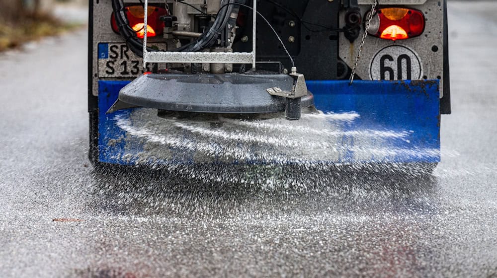 Streusalz ist trotz der Nachteile für die Umwelt weiterhin im Winterdienst oft unverzichtbar. (Archivbild) / Foto: Armin Weigel/dpa