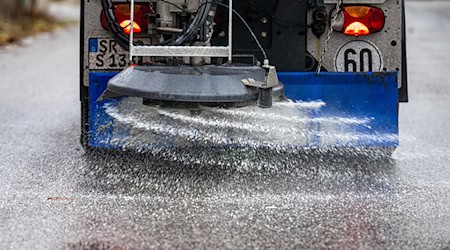 Streusalz ist trotz der Nachteile für die Umwelt weiterhin im Winterdienst oft unverzichtbar. (Archivbild) / Foto: Armin Weigel/dpa