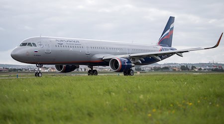 Ein Flugzeug der russischen Fluggesellschaft Aeroflot musste mehr als zwei Jahre auf dem Münchner Flughafen ausharren - was reichlich Parkgebühren kostete. Dieses Bild zeigt eine Maschine der Airline auf dem Flughafen Stuttgart. (Archivbild) / Foto: picture alliance / Sebastian Gollnow/dpa