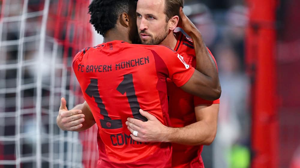 Bayerns Torschützen beim Jubel: Kingsley Coman (l) und Harry Kane. / Foto: Sven Hoppe/dpa