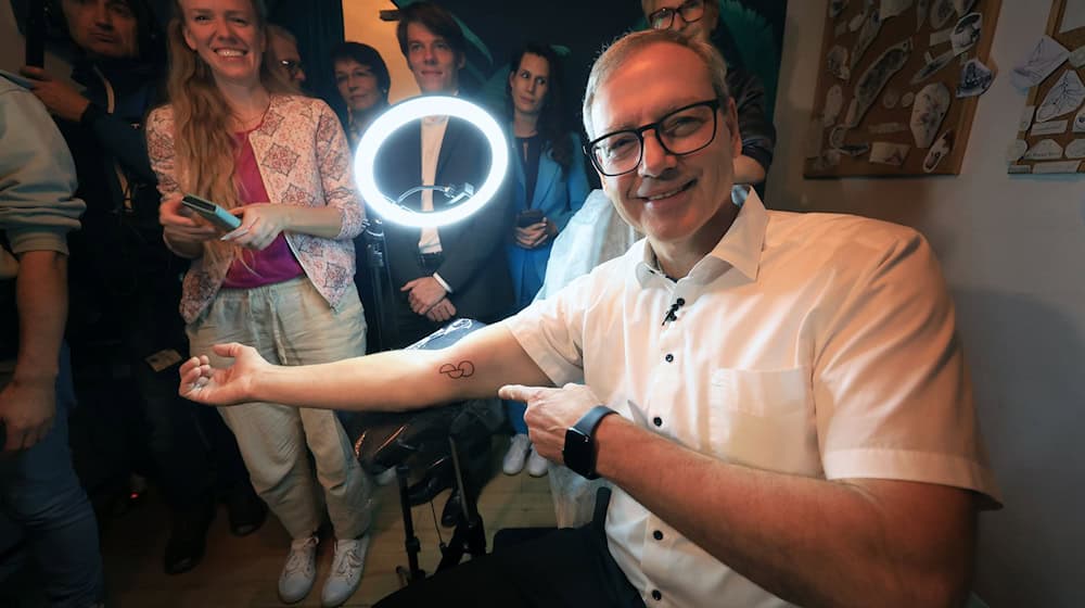 Für den Initiator der Veranstaltung wurde es das zweite Tattoo. Er wählte dafür eine Stelle am Oberarm aus. / Foto: Karl-Josef Hildenbrand/dpa