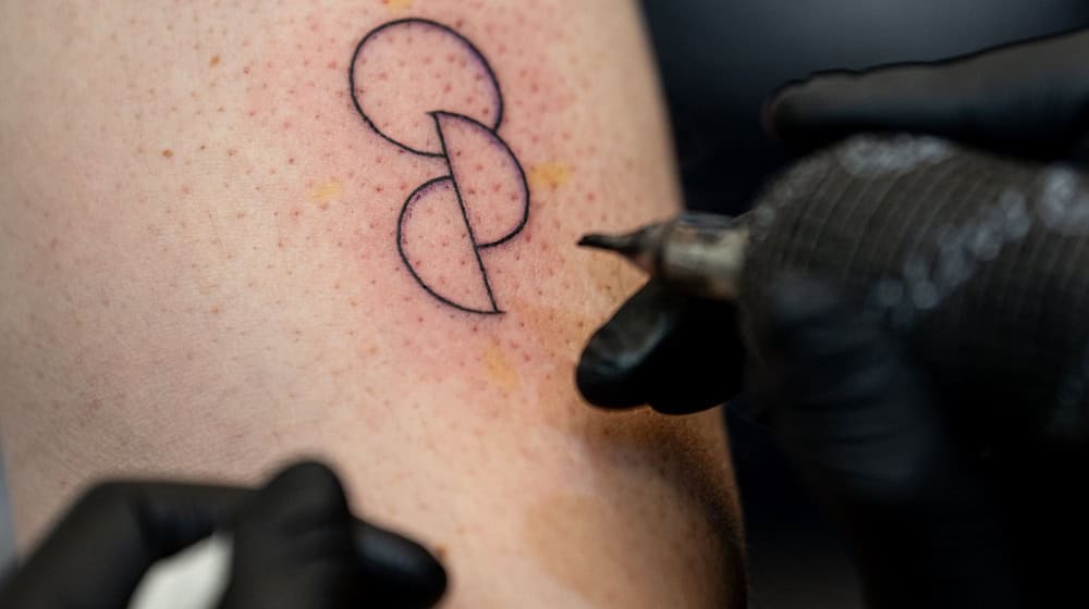 Bayerische Landtagsabgeordnete wollen sich Organspende-Tattoos stechen lassen. (Archivbild) / Foto: Fabian Sommer/dpa