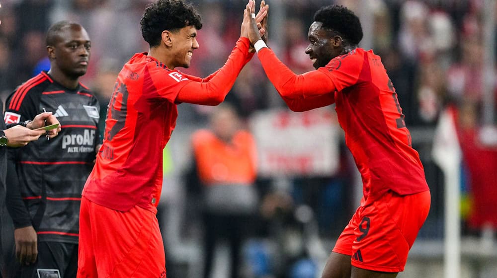 Der große Moment für Adam Aznou (l): Der 18 Jahre alte Debütant wird für Alphonso Davies (r) eingewechselt, der sich mit ihm freut. / Foto: Tom Weller/dpa