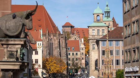 Im Stadtrat von Nürnberg müssen Fraktionen künftig mindestens vier Mitglieder haben. (Archivbild) / Foto: Daniel Karmann/dpa