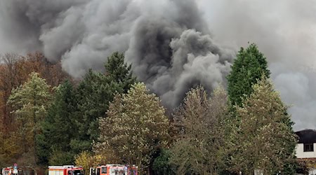 Eine schwarze Rauchwolke stieg bei dem Brand auf. / Foto: Ralf Hettler/dpa