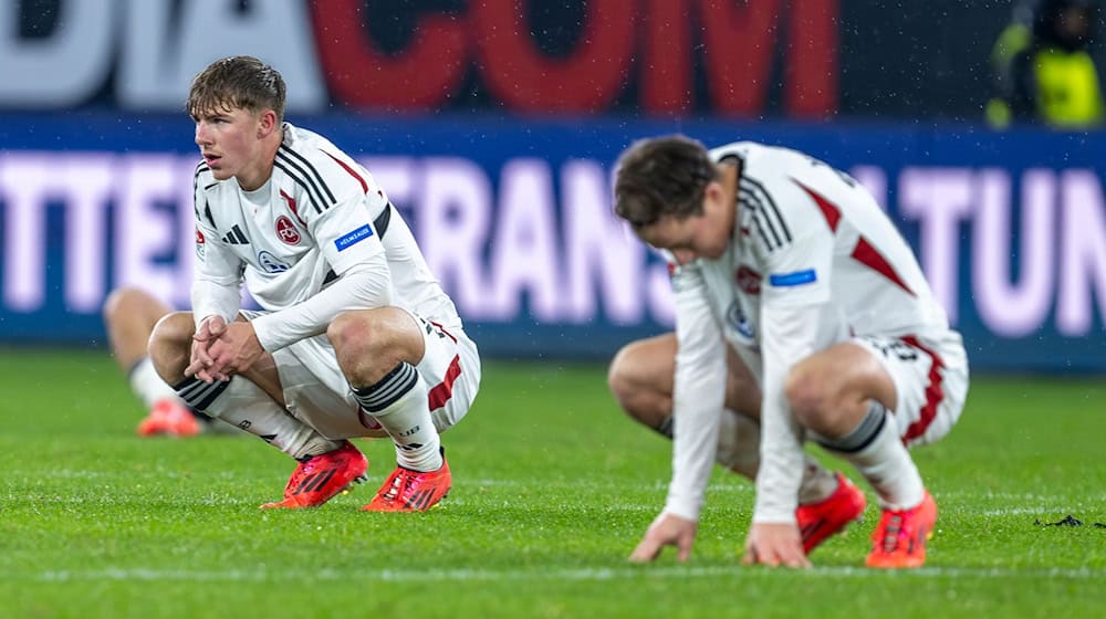 Frust nach Abpfiff: Finn Jeltsch (l) und Caspar Jander nach der Niederlage in Paderborn. / Foto: David Inderlied/dpa