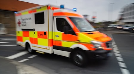 Der Arbeiter wurde vom Rettungsdienst in ein Krankenhaus gebracht. (Symbolbild) / Foto: Nicolas Armer/dpa