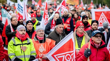 Nach zahlreichen Warnstreiks hoffen Arbeitgeber und die IG Metall in der vierten Verhandlungsrunde in Hamburg auf einen Durchbruch im Tarifstreit in der Metall- und Elektroindustrie. (Archivbild) / Foto: Hauke-Christian Dittrich/dpa