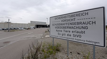 Ein Warnschild steht vor der Justizvollzugsanstalt Augsburg-Gablingen. Gegen Mitarbeiter der Haftanstalt wird wegen des Verdachts der Körperverletzung ermittelt. (Archivbild) / Foto: Stefan Puchner/dpa