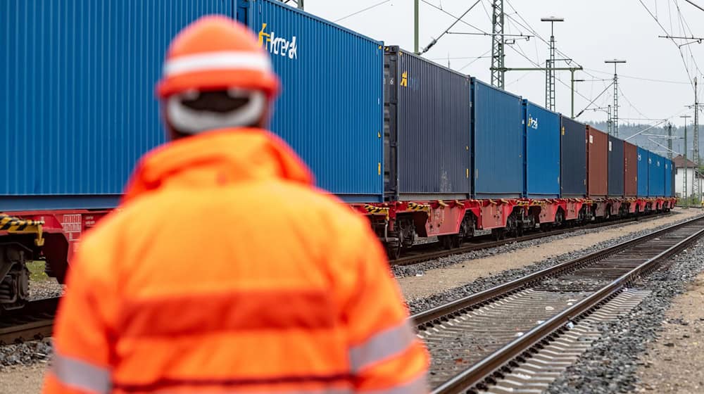 Ex- und Importe in Bayern sind fast wieder ausgeglichen. (Archivbild) / Foto: Armin Weigel/dpa