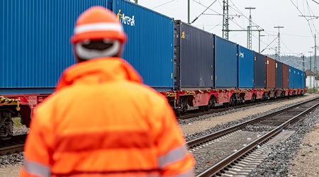 Ex- und Importe in Bayern sind fast wieder ausgeglichen. (Archivbild) / Foto: Armin Weigel/dpa