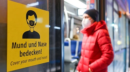 Während der Pandemie war es zwischenzeitlich untersagt, ohne Maske in der Bahn mitzufahren. Verstöße wurden mit Bußgeldern geahndet. Nun sollen alle noch offenen Verfahren im Freistaat eingestellt werden. (Archivbild) / Foto: Tobias Hase/dpa