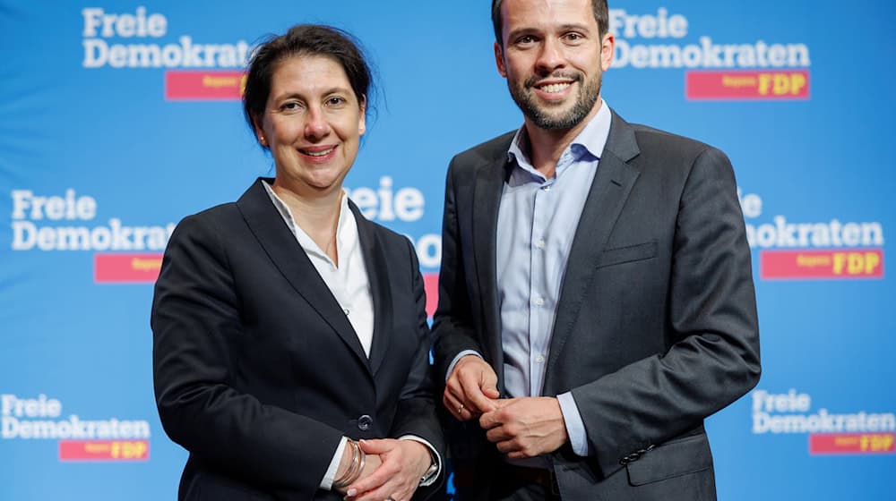 Djir-Sarais Rücktritt ist aus Sicht der FDP-Landechefs in Bayern, Katja Hessel und Martin Hagen, ein wichtiger Schritt. (Archivbild)  / Foto: Daniel Karmann/dpa