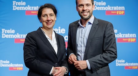 Djir-Sarais Rücktritt ist aus Sicht der FDP-Landechefs in Bayern, Katja Hessel und Martin Hagen, ein wichtiger Schritt. (Archivbild)  / Foto: Daniel Karmann/dpa