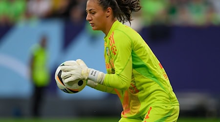 Bei Torhüter Maria Luisa Grohs vom FC Bayern ist ein bösartiger Tumor diagnostiziert worden. / Foto: Robert Michael/dpa