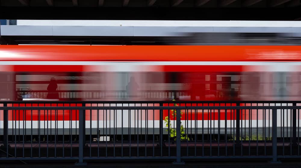 Ein Betrunkener fiel in München von einem Bahnsteig ins Gleisbett. (Symbolfoto) / Foto: Sven Hoppe/dpa