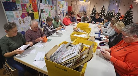 Im Weihnachtspostamt werden fleißig die Briefe des Christkindes eingetütet. (Archivbild) / Foto: Karl-Josef Hildenbrand/dpa