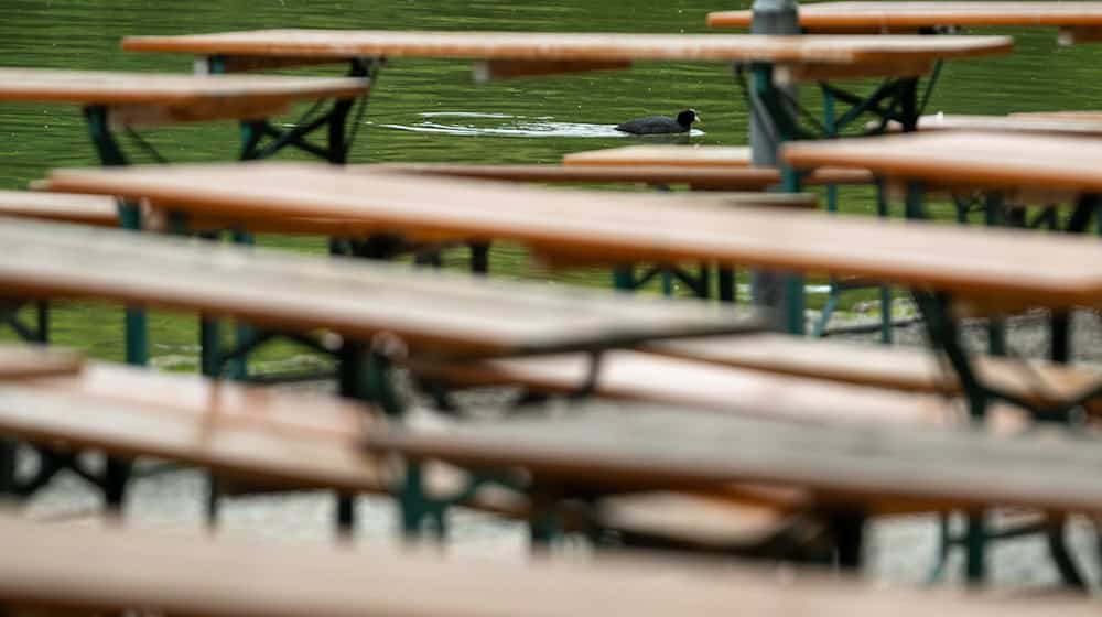 Die Biergärten blieben in diesem Jahr wegen regnerischen Wetters häufig leer. / Foto: Stefan Puchner/dpa