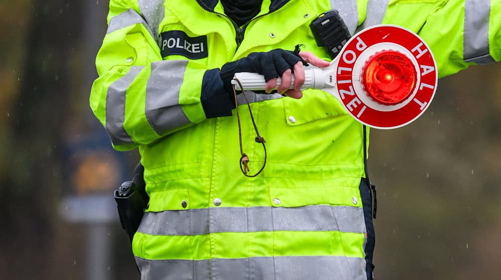 Weil er Schlangenlinien fuhr, hat die Polizei einen Autofahrer kontrolliert. (Symbolbild) / Foto: Robert Michael/dpa