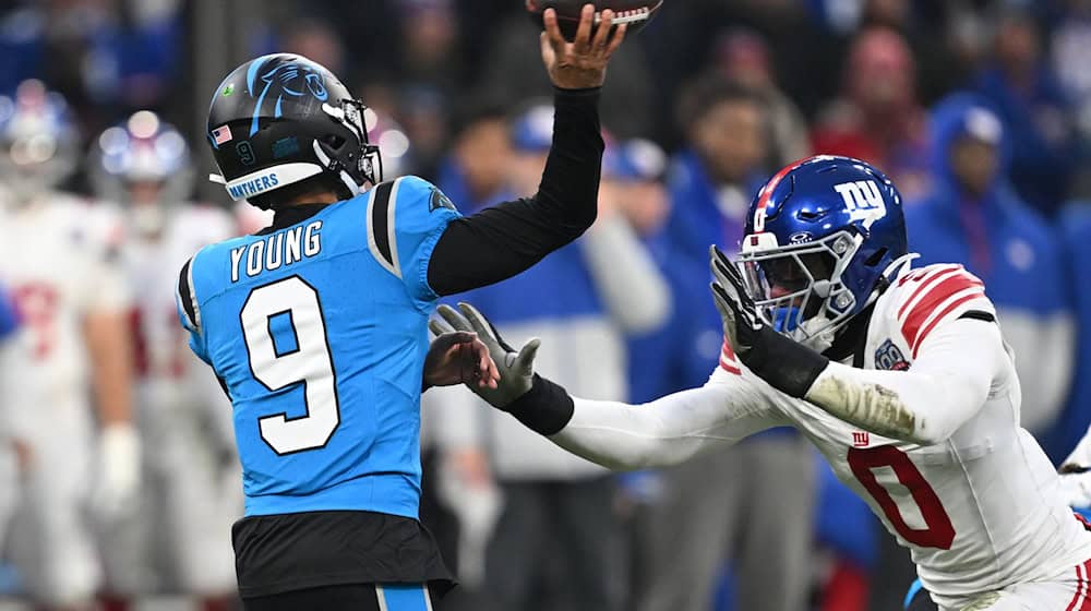 Panthers-Quarterback Bryce Young mit einem Passversuch. / Foto: Sven Hoppe/dpa