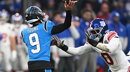 Panthers-Quarterback Bryce Young mit einem Passversuch. / Foto: Sven Hoppe/dpa