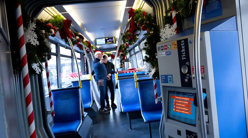 Noch ist die Christkindl-Tram bis auf die MVG-Mitarbeiter vor der ersten Fahrt durch die Innenstadt leer. / Foto: Sven Hoppe/dpa