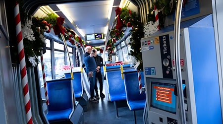 Noch ist die Christkindl-Tram bis auf die MVG-Mitarbeiter vor der ersten Fahrt durch die Innenstadt leer. / Foto: Sven Hoppe/dpa