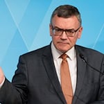 Bayerns Medienminister Herrmann wirft ARD und ZDF vor, viel Vertrauen zerstört zu haben. (Archivbild) / Foto: Niklas Treppner/dpa