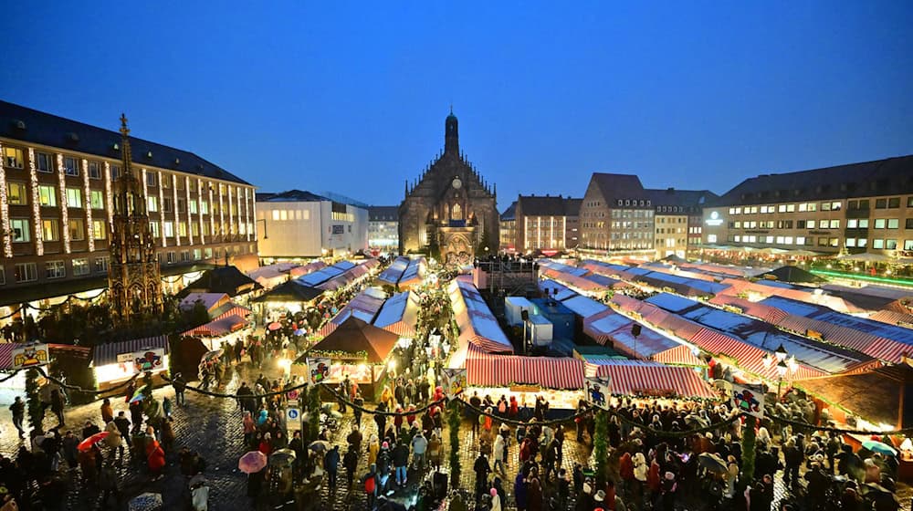 Ein Besuch der Comic-Figuren auf dem echten Christkindlesmarkt ist laut der Stadt allerdings nicht geplant. (Archivbild) / Foto: Matthias Merz/dpa