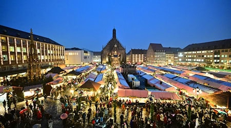 Ein Besuch der Comic-Figuren auf dem echten Christkindlesmarkt ist laut der Stadt allerdings nicht geplant. (Archivbild) / Foto: Matthias Merz/dpa