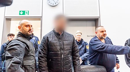 Ein angeklagter 25-Jähriger (M) kommt zum Mordprozess um die Tötung einer Doppelgängerin. Der Mann und eine Frau müssen sich vor dem Landgericht verantworten, weil sie gemeinsam eine 23-Jährige umgebracht haben sollen, damit die angeklagte Frau untertauchen kann. (Archivfoto) / Foto: Cornelia Hammer/dpa