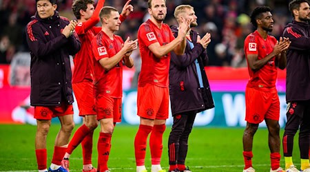 Die Bayern, in der Mitte der zweifache Torschütze Harry Kane, feiern das 3:0 gegen Union Berlin vor der Fankurve.  / Foto: Tom Weller/dpa