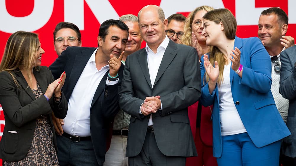 Die bayerische SPD-Landesvorsitzende Ronja Endres verortet die Genossen im Freistaat geschlossen hinter Kanzler Olaf Scholz. (Archivbild) / Foto: Daniel Vogl/dpa