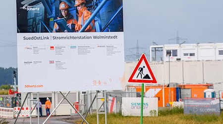 Auf dem bayerischen Abschnitt der Stromtrasse SuedOstLink wurden nun die ersten Kabel verlegt. (Archivbild) / Foto: Klaus-Dietmar Gabbert/dpa