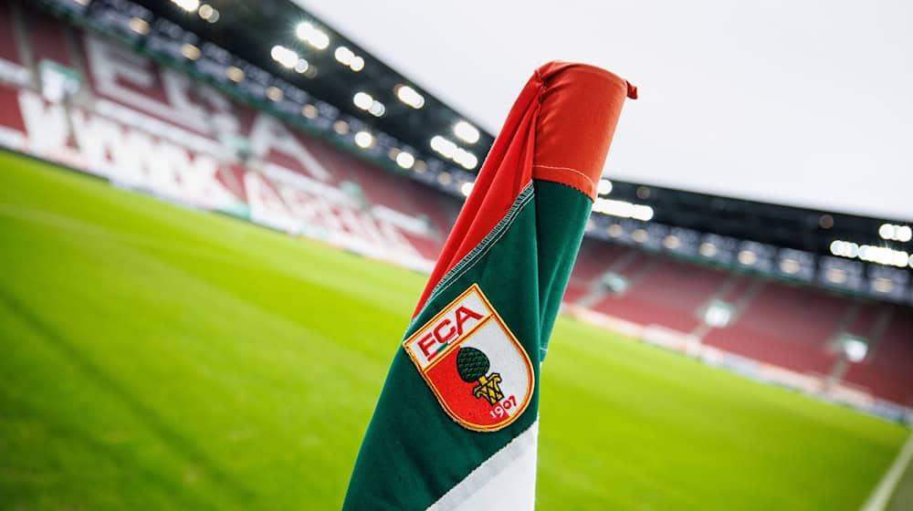 Der FC Augsburg will weiter auf den eigenen Nachwuchs setzen. / Foto: Matthias Balk/dpa