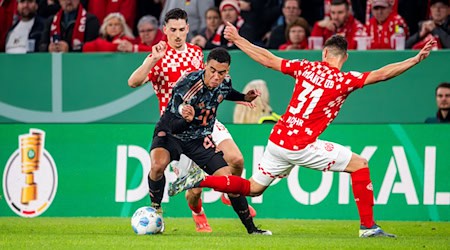 Der Münchner Jamal Musiala (M) ist nur schwer vom Ball zu trennen. / Foto: Torsten Silz/dpa