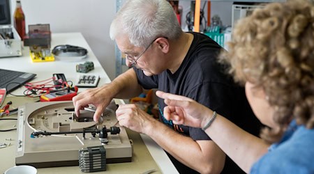 In Repair Cafés werden - unter fachkundiger Anleitung - so manche Gegenstände vor dem Müll bewahrt. (Archivbild) / Foto: picture alliance / dpa