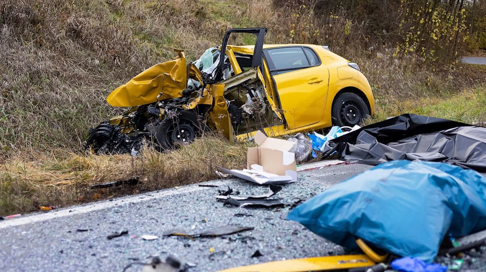 Die junge Autofahrerin starb noch am Unfallort an ihren schweren Verletzungen. / Foto: Heiko Becker/dpa