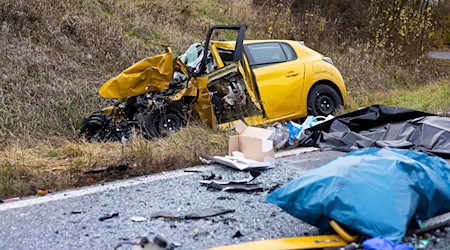 Die junge Autofahrerin starb noch am Unfallort an ihren schweren Verletzungen. / Foto: Heiko Becker/dpa